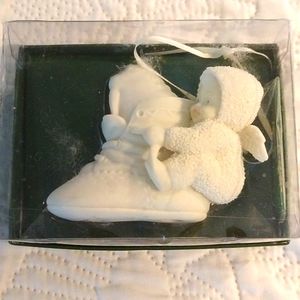 ⚜️ 🎄 Snowbabies "Three, Four, No Room For More" Bisque Bootiebaby Ornament
